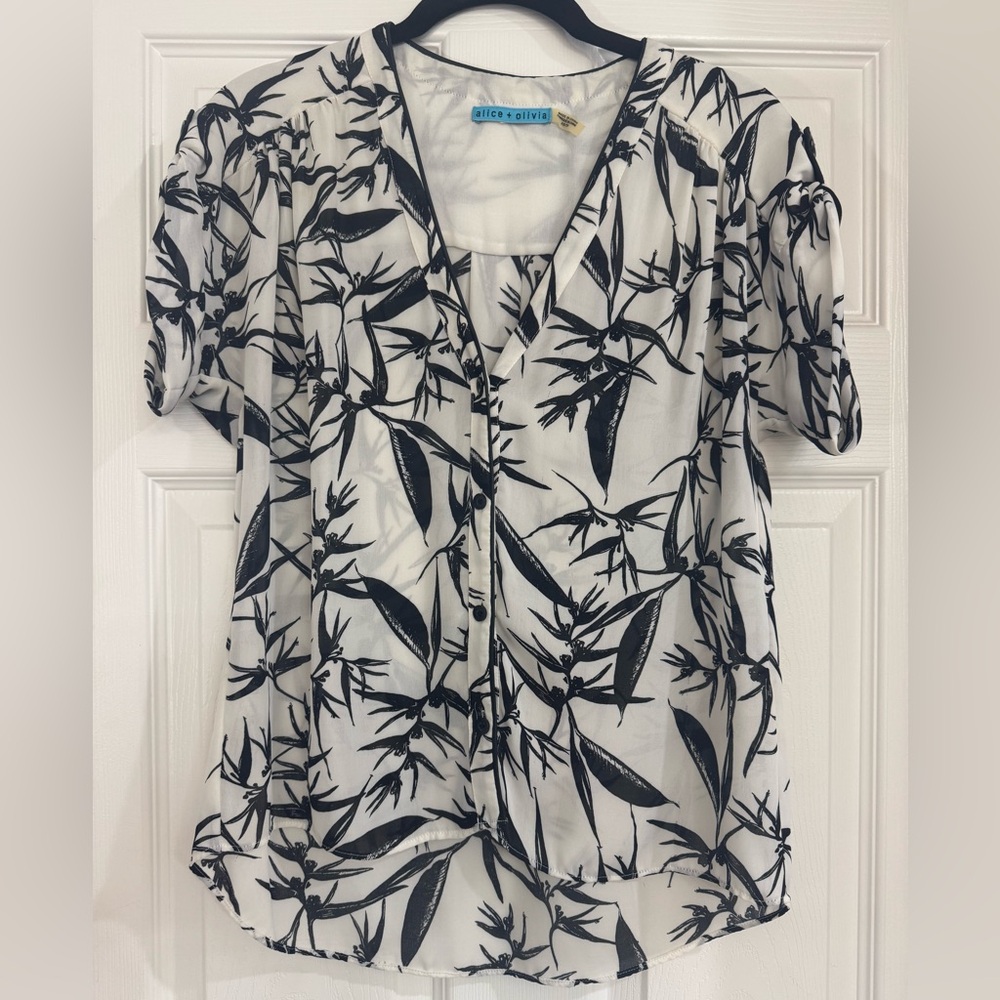 Alice + Olivia XS short sleeve button down blouse